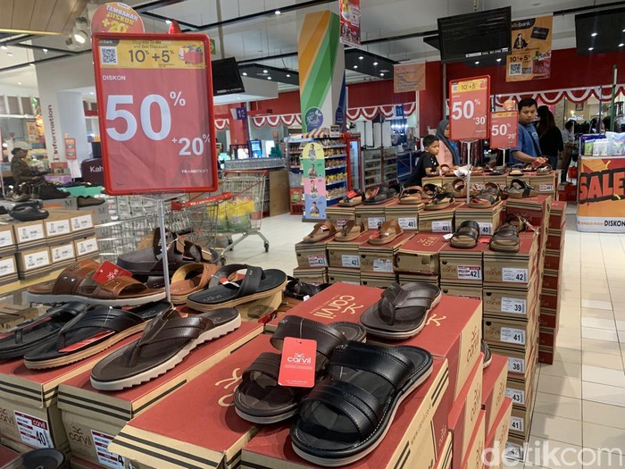 Produk fashion menjadi salah satu yang paling diburu saat full day sale di Transmart Medan