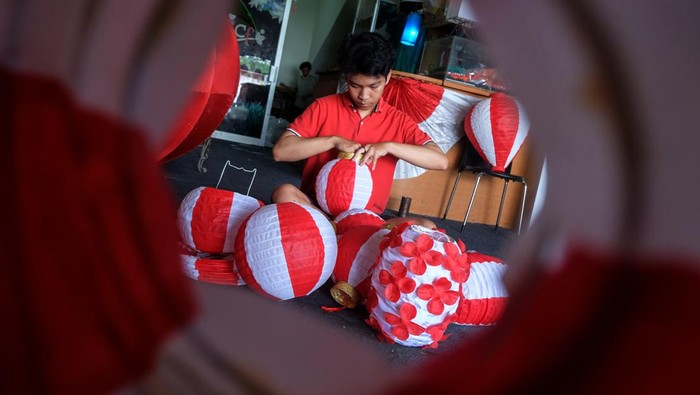 Produksi Lampion Merah Putih Perajin menyelesaikan produksi lampion merah putih di Istana Lampion Solo,Jawa Tengah, Selasa (8/8/2023). Menurut perajin setempat, penjualan lampion berbahan kain furing tersebut meningkat sebanyak 400 persen atau 8.000 buah dibanding tahun lalu sebesar 2.000 buah untuk kebutuhan dekorasi menyambut Hari Kemerdekaan Ke-78 Republik Indonesia. ANTARAFOTO/Maulana Surya/hp.