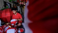 Menurut perajin setempat, penjualan lampion berbahan kain furing tersebut meningkat sebanyak 400 persen atau 8.000 buah dibanding tahun lalu sebesar 2.000 buah untuk kebutuhan dekorasi menyambut Hari Kemerdekaan Ke-78 Republik Indonesia. 