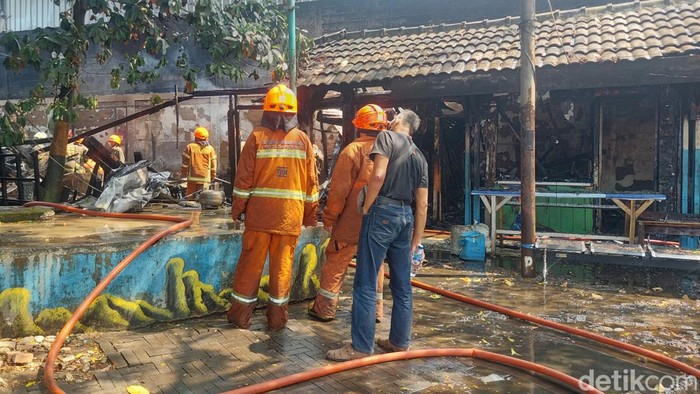 Proses pemadaman 10 kios yang terbakar di Terminal Leuwipanjang Bandung