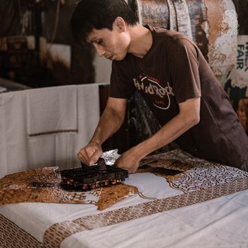 Proses pembuatan batik cap dari Rumah Batik Komar. Batik cap adalah batik yang cara pengerjaannya dengan menggunakan cap batik yang terbuat dari tembaga dan lilin panas sebagai pelintang warna. Proses pembuatan batik cap dari Rumah Batik Komar. Batik cap adalah batik yang cara pengerjaannya dengan menggunakan cap batik yang terbuat dari tembaga dan lilin panas sebagai pelintang warna.
