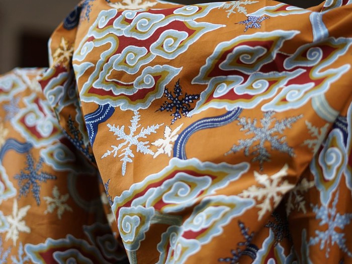 Proses pembuatan batik cap dari Rumah Batik Komar. Batik cap adalah batik yang cara pengerjaannya dengan menggunakan cap batik yang terbuat dari tembaga dan lilin panas sebagai pelintang warna.