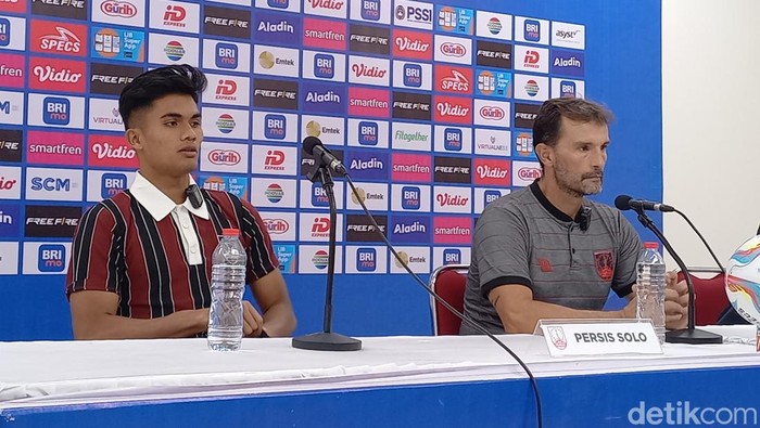 Ramadhan Sanantan dan Pelatih Persis Solo Leonardo Medina saat konferensi pers usai menang lawan Persib Bandung, Selasa (8/8/2023).