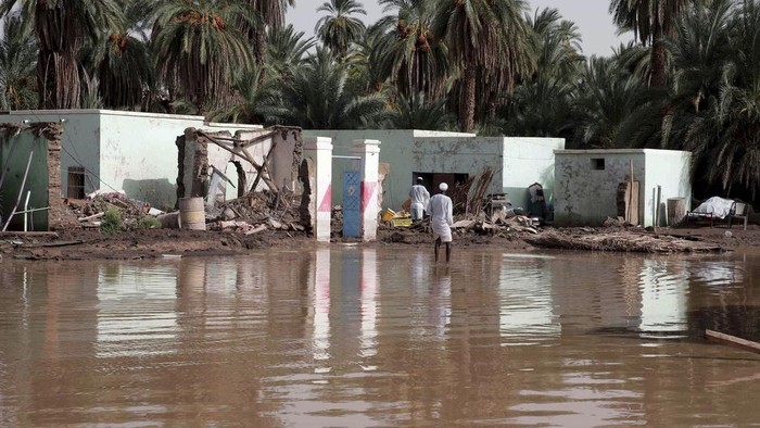 Ratusan Rumah di Sudan Rusak Gegara Banjir Floodwaters surround houses, many of them badly damaged, in a village near the city of Meroe, Sudan, Monday, Aug. 7, 2023. Hundreds of homes were damaged in the north of the country by heavy seasonal rains over recent days, Sudan's state news agency reported. (AP Photo/Marwan Ali)