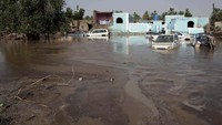 Tampak mobil warga terendam banjir.