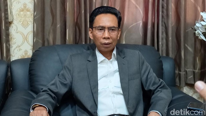 Rektor UIN Raden Mas Said Solo, Prof Mudofir, saat ditemui awak media di ruangan kerjanya, Selasa (8/8/2023)