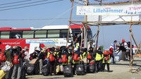 Para peserta Jambore Pramuka Dunia naik bus untuk meninggalkan lokasi perkemahan pramuka di Buan, Korea Selatan, Selasa (8/8/2023). Bus-bus mulai memindahkan ribuan Pramuka global dari perkemahan mereka di pantai Korea Selatan ke tempat-tempat pedalaman menjelang badai tropis yang diperkirakan akan membawa hujan lebat dan angin kencang ke semenanjung dalam beberapa hari. AP/Na Bo-bae  