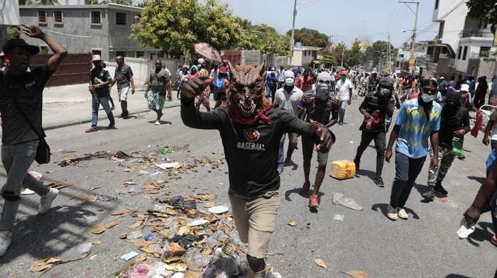 Ribuan Warga Haiti Turun ke Jalan Protes Geng Kekerasan Demonstrators protest insecurity in Port-au-Prince, Haiti, Monday, Aug. 7, 2023. (AP Photo/Odelyn Joseph)