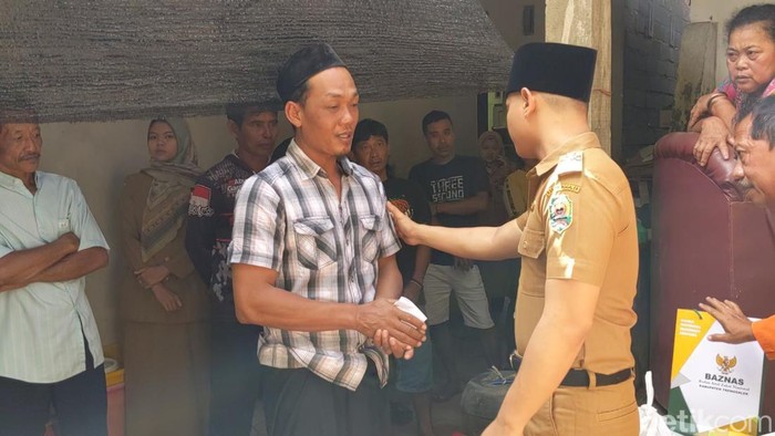 Salah satu nelayan asal Trenggalek yang perahunya tergulung ombak di Tulungagung. Dia ceritakan detik-detik perahunya digulung ombak.