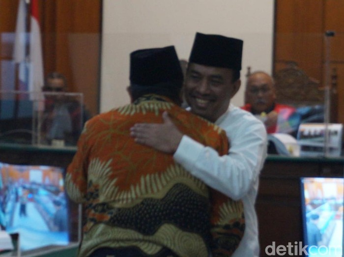 Samanhudi dan Santoso saat berpelukan usai bertemu dalam sidang perampokan eks rumah dinas Wali Kota Blitar