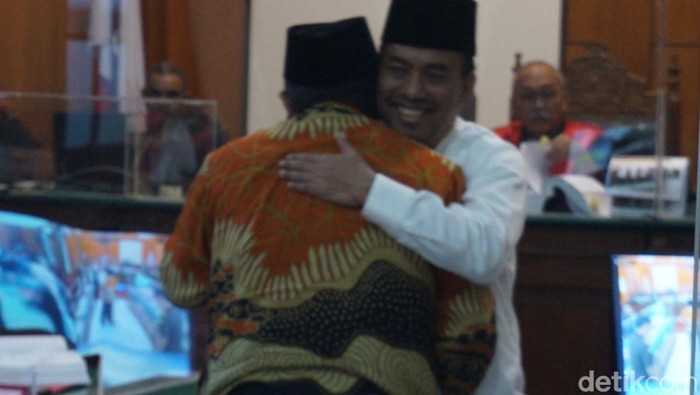 Samanhudi dan Santoso saat berpelukan usai bertemu dalam sidang perampokan eks rumah dinas Wali Kota Blitar