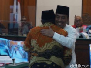 Momen Walkot Blitar Peluk Eks Walkot Samanhudi Perampok Rumahnya di Sidang