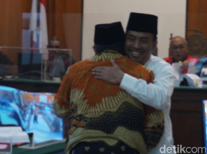 Samanhudi dan Santoso saat berpelukan usai bertemu dalam sidang perampokan eks rumah dinas Wali Kota Blitar