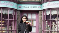 Menyukai traveling, Sandra Dewi gemar mengunjungi tempat wisata yang unik. Salah satunya Potter Land. Di sana ia menikmati butterbeer yang menyegarkan. Foto: Instagram/sandradewi88