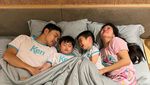 Ultah ke-40, Sandra Dewi Perlihatkan Pose Tidur dengan Suami dan Anak