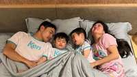 Gemas sekali pose tidur Sandra Dewi dengan keluarga kecilnya. Foto: instagram Sandra Dewi