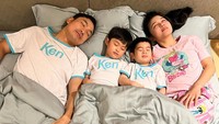 Dalam Instagram miliknya, Sandra Dewi memperlihatkan pose tidur dengan anak dan suaminya. Foto: instagram Sandra Dewi