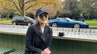 Saat berjalan-jalan di Australia, ia juga menyempatkan diri mampir ke kafe. Segelas minuman hangat dipesan untuk menghalau udara dingin yang berhembus. Foto: Instagram/sandradewi88
