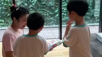 Di ulang tahunnya kali ini, Sandra Dewi mendapatkan kado boneka barbie dari keluarga kecilnya. Foto: instagram Sandra Dewi