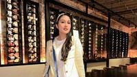 Sandra Dewi dan keluarga baru saja pulang dari Australia. Di sana ia puas kulineran mengunjungi restoran dengan koleksi alkohol yang lengkap. Foto: Instagram/sandradewi88