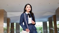 Banyak penggemarnya dan netizen yang mengaku salah fokus dengan dirinya. Ia dinilai masih begitu cantik untuk usia 40 tahun. Foto: Instagram/sandradewi88