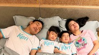 Sandra Dewi kini genap berusia 40 tahun. Pada ulang tahunnya kali ini ia pamer foto tidur bareng suami dan anaknya. Foto: Instagram/sandradewi88