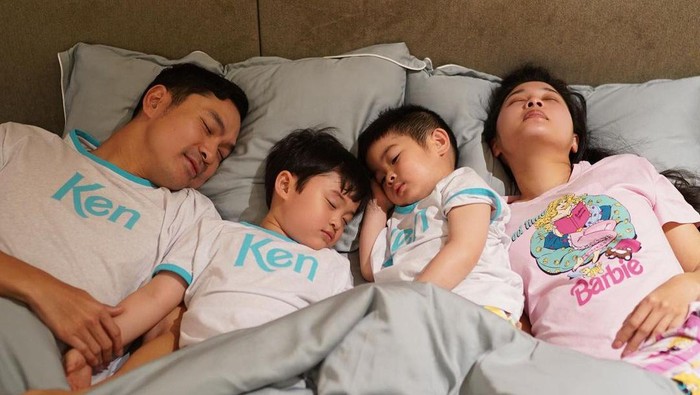 Ultah ke-40, Sandra Dewi Perlihatkan Pose Tidur dengan Suami dan Anak