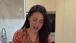 Romantisnya Sandra Dewi Saat Ngopi dan Nikmati Omakase Bareng Suami
