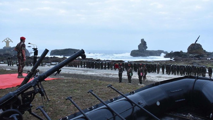 Pendidikan Komando Angkatan 107 TA 2023 Kopassus di Pantai Permisan Cilacap resmi ditutup. Begini prosesnya.