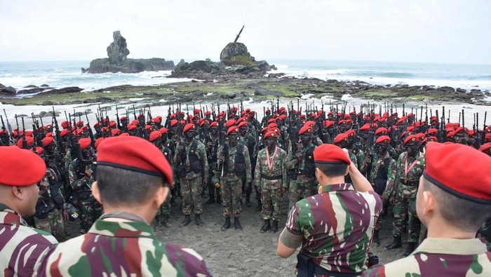 Selamat 214 Prajurit Lulus Pendidikan Komando 2023 Pendidikan Komando Angkatan 107 TA 2023 Kopassus di Pantai Permisan Cilacap resmi ditutup. Begini prosesnya.