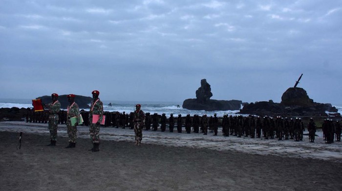 Selamat 214 Prajurit Lulus Pendidikan Komando 2023 Pendidikan Komando Angkatan 107 TA 2023 Kopassus di Pantai Permisan Cilacap resmi ditutup. Begini prosesnya.