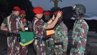 Tahap Rawa Laut merupakan tahap akhir pendidikan yang harus dapat dilalui sebagai siswa Komando. Rawa dan Laut adalah media yang sangat sulit untuk dihadapi dengan tantangan gelombang dan arus laut, pasang surut air laut, lumpur hidup daerah rawa, sungai lebar, yang harus dikombinasikan dengan kegiatan teknik dan taktik khusus. 