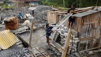 Sejumlah penambang melakukan pembongkaran bedeng dan menimbun lubang galian tambang secara sukarela di Desa Pancurendang, Ajibarang, Banyumas, Jawa Tengah, Selasa (8/8/2023). Meski secara sukarela melakukan pembongkaran dan penutupan tambang, para penambang dan warga meminta Bupati Banyumas dan aparat terkait memikirkan nasib mereka yang selama ini kehidupanya bergantung pada aktifitas tambang emas ilegal di Banyumas. 