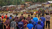 Warga dan penambang mendatangi lokasi tambang emas ilegal, untuk melakukan pembongkaran bedeng dan menimbun lubang galian tambang secara sukarela di Desa Pancurendang, Ajibarang, Banyumas, Jawa Tengah, Selasa (8/8/2023). Bupati Banyumas menginstruksikan untuk dilakukan penutupan dan pembongkaran seluruh tambang emas ilegal di wilayah Kabupaten Banyumas. 