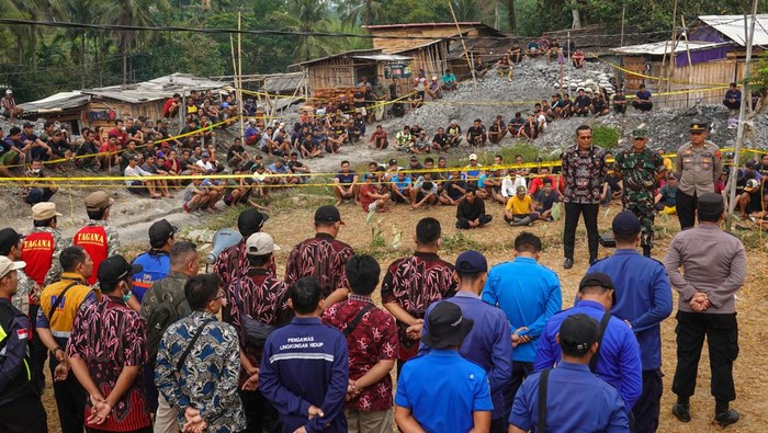 Seluruh Tambang Emas Ilegal di Banyumas Ditutup Penambang membawa hasil galian tambang, sebelum melakukan pembongkaran bedeng dan menimbun lubang galian tambang secara sukarela di Desa Pancurendang, Ajibarang, Banyumas, Jawa Tengah, Selasa (8/8/2023). Penambang yang melakukan pembongkaran secara sukarela diijinkan untuk membawa hasil galian tambang sebagai kompensasi agar tidak melanjutkan kegiatan penambangan emas ilegal di Kabupaten Banyumas, Jateng. ANTARA FOTO/Idhad Zakaria.