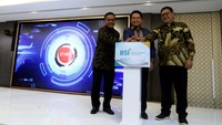 Seremoni dilakukan oleh Direktur Utama BSI Hery Gunardi (tengah), Direktur Lelang Direktorat Jenderal Kekayaan Negara Kementerian Keuangan Joko Prihanto (kiri) dan Direktur Jenderal Penetapan Pendaftaran Tanah Kementerian Agraria & Tata Ruang/BPN Yagus Suyadi (kanan).  