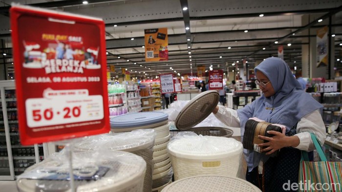 Serbu! Transmart Gelar Diskon Gede-gedean Hari Ini Transmart memberikan diskon besar-besaran seharian penuh bertajuk Full Day Sale Merdeka Belanja. Diskon besar-besaran ini berlangsung hari ini, Selasa (8/7/2023).