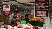 Khusus di hari spesial ini, Transmart menyediakan diskon gede-gedean untuk berbagai produk, termasuk buah-buahan.  