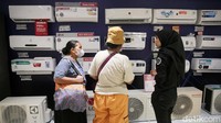 Untuk barang elektroni, harga TV LED, kulkas dua pintu dan AC terdapat potongan hingga lebih dari Rp 3 jutaan.  