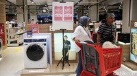 Sejumlah pengunjung berbelanja beragam produk diskon di Transmart.  