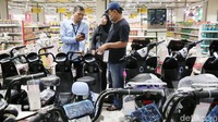 Salah satu produk yang banyak diincar adalah sepeda listrik. Terpantau di Transmart Mal Kota Kasablanka, Selasa (8/8/2023), sejumlah pengunjung mulai memenuhi area penjualan sepeda listrik.  