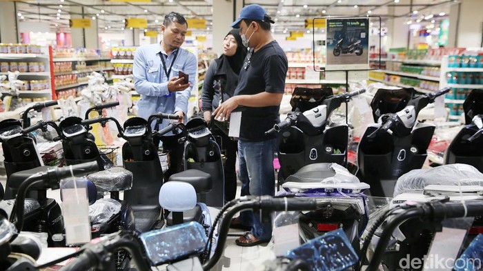 Transmart memberikan diskon besar-besaran seharian penuh bertajuk Full Day Sale Merdeka Belanja. Diskon besar-besaran ini berlangsung hari ini, Selasa (8/7/2023).
