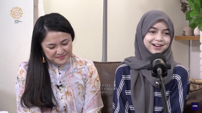 Keputusan perempuan pemilik nama lengkap Sienna Ameerah Kasyafani ini mengaku mengenakan hijab bukan karena dorongan kedua orangtuanya. Keputusannya berhijab itu datang dari kemauan dirinya sendiri. Foto: Dok. Instagram Ben Kasyafani/YouTube Daniel Mananta
