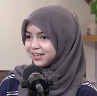 Awalnya Sienna mewarnai rambutnya, namun guru sekolahnya tak memperbolehkannya karena sudah mendekati ujian. Sang guru kemudian meminta Sienna untuk mewarnai kembali rambutnya seperti biasa. Foto: Dok. Instagram Ben Kasyafani/YouTube Daniel Mananta