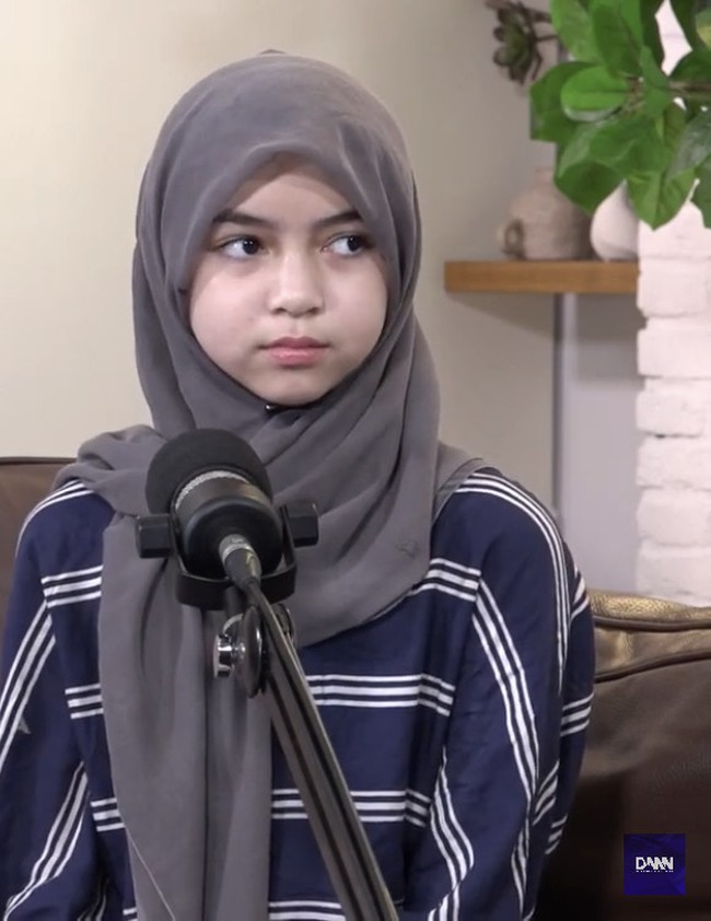 Pada mulanya Sienna hanya mengenakan hijab di sekolah saja, tapi lama kelamaan ia mulai berhijab saat bepergian. Sejak saat itu Sienna keterusan mengenakan hijab dan mantap menutup auratnya itu kemanapun ia pergi. Foto: Dok. Instagram Ben Kasyafani/YouTube Daniel Mananta