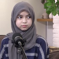 Pada mulanya Sienna hanya mengenakan hijab di sekolah saja, tapi lama kelamaan ia mulai berhijab saat bepergian. Sejak saat itu Sienna keterusan mengenakan hijab dan mantap menutup auratnya itu kemanapun ia pergi. Foto: Dok. Instagram Ben Kasyafani/YouTube Daniel Mananta