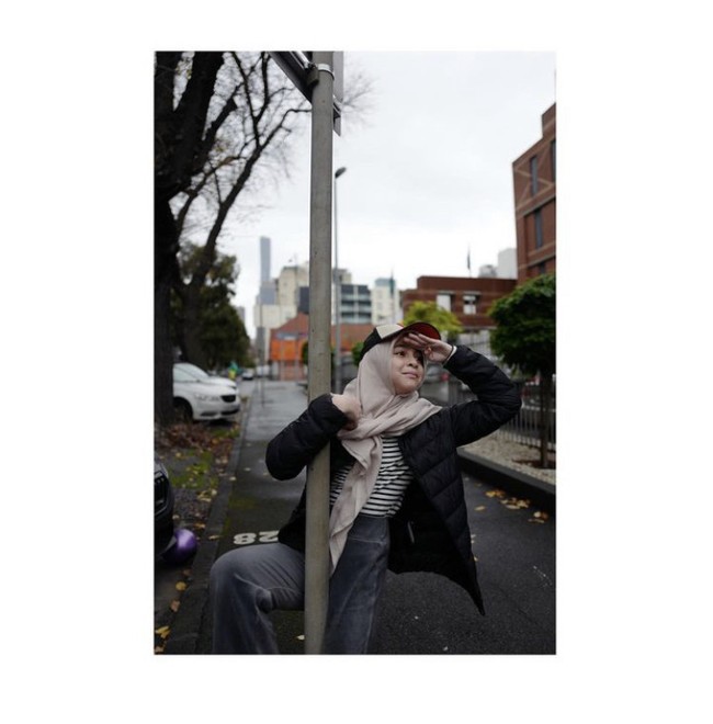 Gaya hijab Sienna pun simpel. Ia mengenakan hijab segi empat polos, namun tetap terlihat manis. Foto: Dok. Instagram Ben Kasyafani/YouTube Daniel Mananta