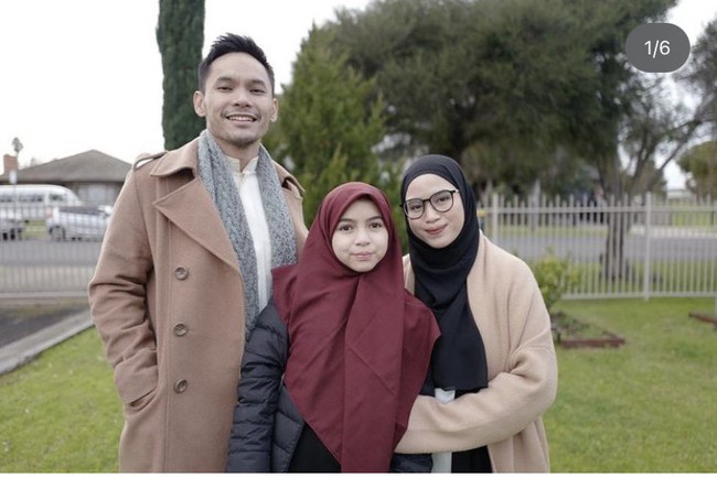 “Karena aku nyaman, aku mulai suka pakai hijab, aku pakai kemana-mana,” ujar Sienna. Foto: Dok. Instagram Ben Kasyafani/YouTube Daniel Mananta