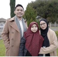 “Karena aku nyaman, aku mulai suka pakai hijab, aku pakai kemana-mana,” ujar Sienna. Foto: Dok. Instagram Ben Kasyafani/YouTube Daniel Mananta