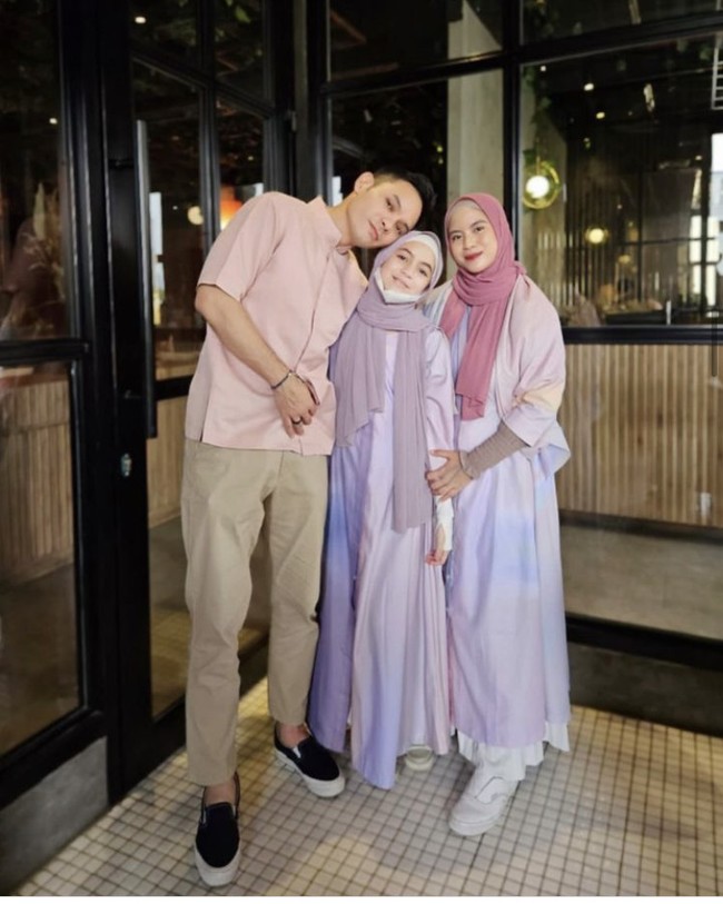 Anak Marshanda dan Ben Kasyafani, Sienna mencuri atensi setelah bercerita tentang keputusannya memakai hijab di usia 10 tahun. Pada poscast Daniel Mananta Network di Youtube, Sienna mengungkap alasannya mantap berhijab. Foto: Dok. Instagram Ben Kasyafani/YouTube Daniel Mananta